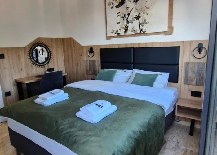 Four4 アパート *